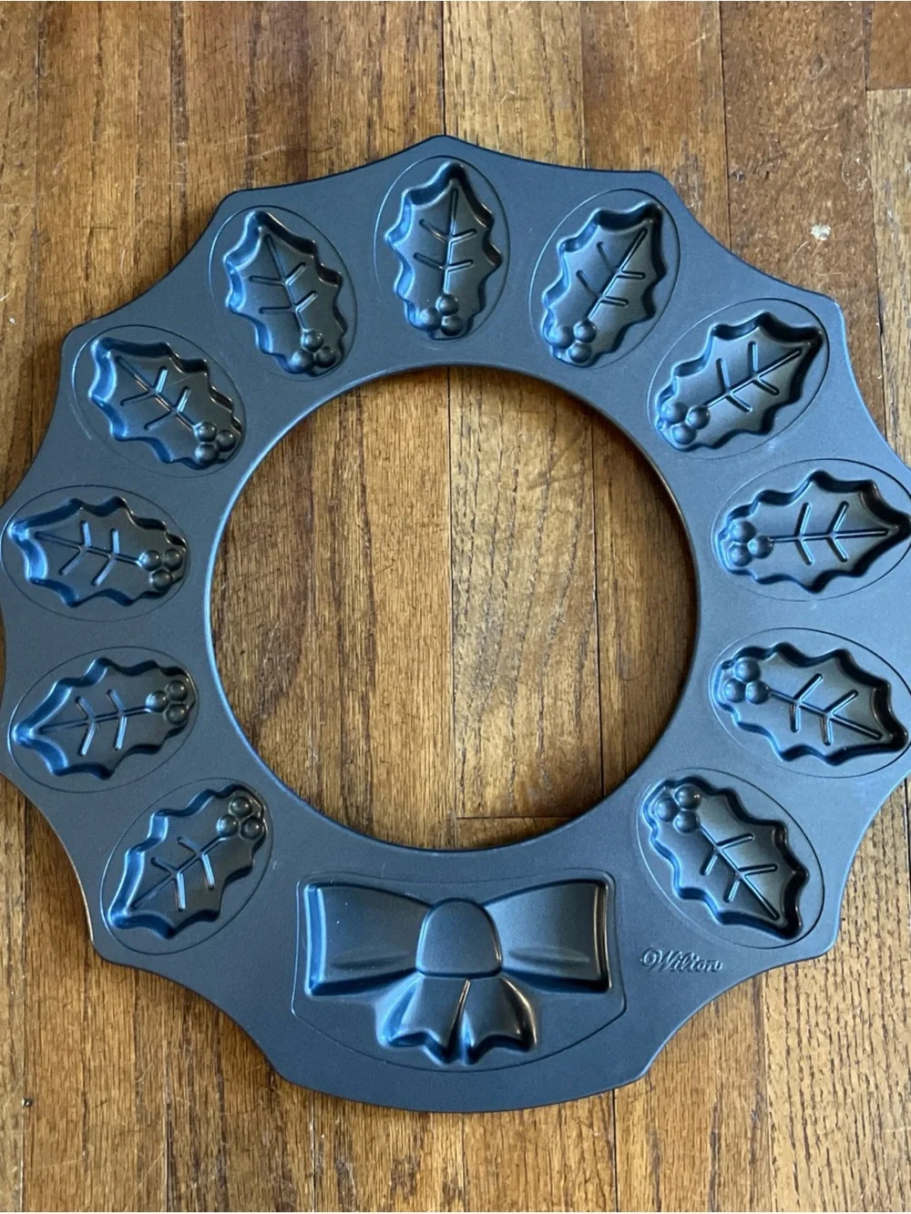 RETIRED Wilton 3D Dimensions Christmas Cookie Cutter Wreath Shape Cake Pan